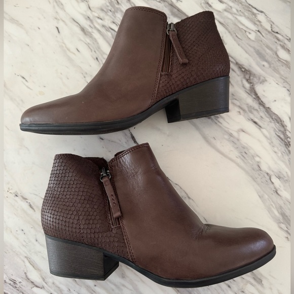 Clarks Shoes - CLARKS Collection Women’s Brown Booties Ankle‎ Boots 1.5” Heel Size 8 M Shoes